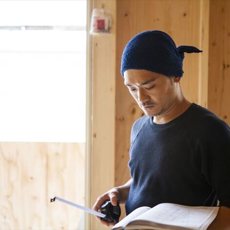 設計図を確認する職人